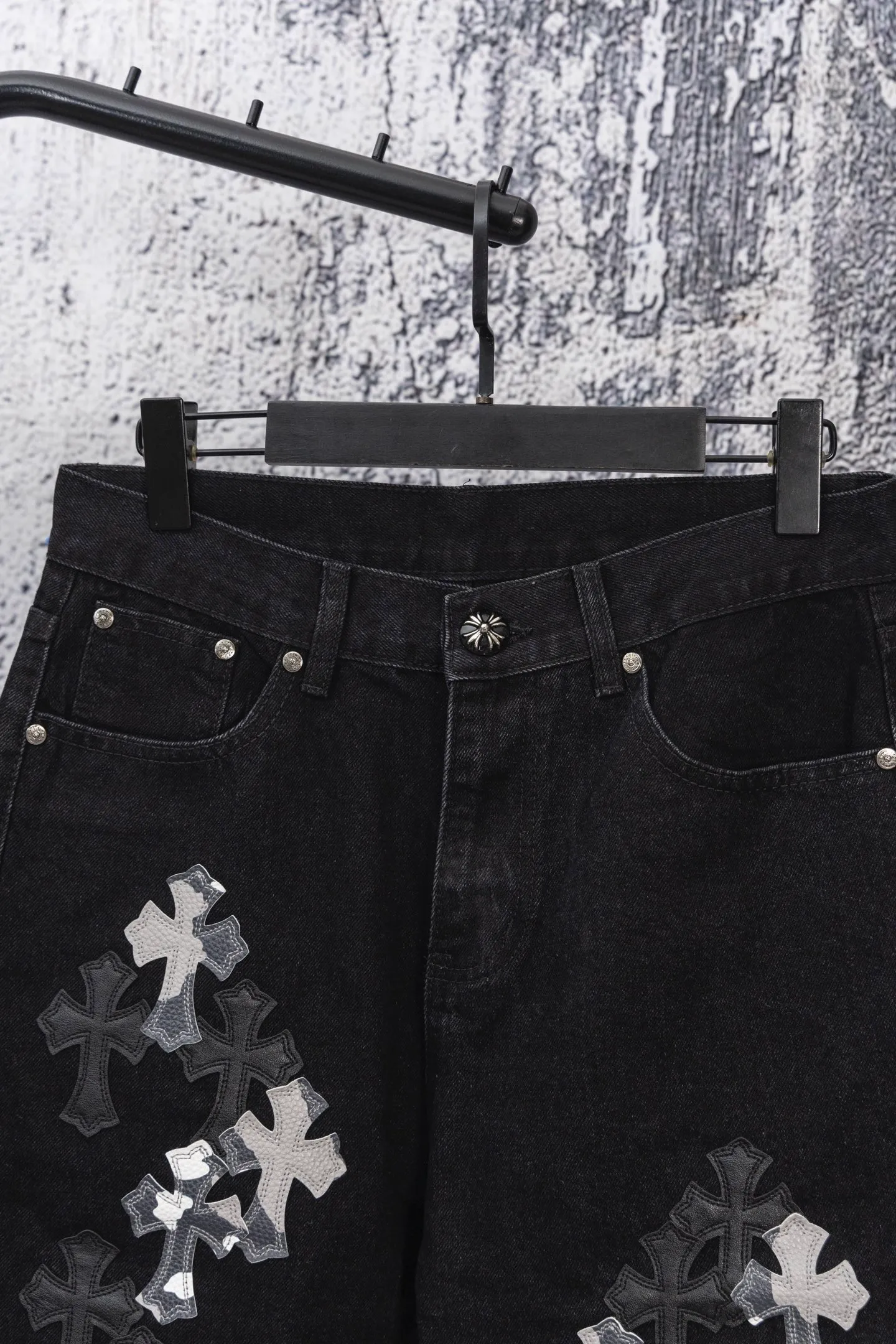 P250 chrome hearts new gray and black gradient cross patchwork leather black jeans vi Top heavy industry fashionable design] Consistent high street luxury style creation. Speaking of this style, the Zangyin family and GU family are definitely the leading representative brands. Especially the Zangyin family has really achieved a state-of-the-art effect in creating high street style. The unique washed material is used to create this style. The color system is quite eye-catching. After it is decorated with patchwork cross flowers, it cleverly highlights the charm of the brand. Secondly, this style uses classic The classic high-waist cutting design highlights the long legs and fashionable temperament of the upper body. The brand is highly recognizable and the slim fit configuration is more suitable for daily wear. It is a product that interprets personality, fashion, and specifications at a glance. This single product is enough to make any fan excited. It can be a white T-shirt for youthful preppy style, or a tight suspender for lady style. It has strong matching ability and can be easily controlled by men.  [Materials and craftsmanship] Needless to say, this point goes without saying. As an excellent craftsman brand, Zangyin’s requirements for details and craftsmanship are really perfect. The washed color of this model has gone through so many processes, not to mention the embellishment of denim appliques. It is also purely hand-made and sewn. Just like what they believe in, only hand-made things have soul and have the meaning of wear. A top-notch heavy-duty fashionable denim item, I look forward to your perfect interpretation! !  Size: 28-36 Color: black